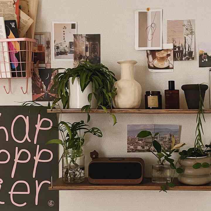 私の家にぴったりのアンカーAnkerオールインワンスピーカー📻ちょうどベッドサイドにしたのはウッドシェルフにぴったりのブラウンカラーなので気に入っていませんでした携帯電話のワイヤレス充電までなって悔しがすでに3回目故障した充電器線が不要になったというのが最高のメリットですよ

朝の出勤準備の時、ぜひラジオでニュースを聞くのに携帯でここに着替えました。

（ポイントはスピーカーの後ろから頭出ししたラインフレンズブラウンですよ🐻）