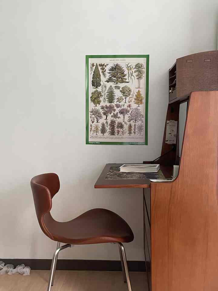 Aku mendapat meja rias dan meja. 