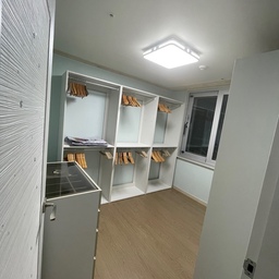 일반행거만 해놓는거보다 이렇게 장을 해놓는게 깔끔할거 같아서 주문했는데 금액이 저렴해서 자제가 안좋을려나 했는데 전혀 그렇지도 않았고 깔금해서 좋아요!