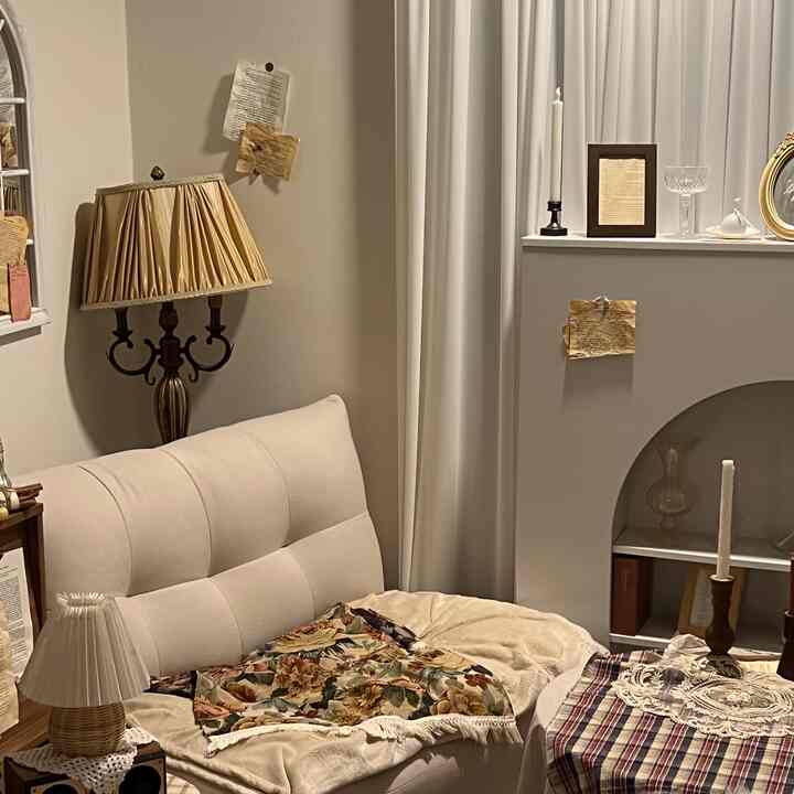 ベージュの色調のリビング、ベージュのソファとフロアランプ、花柄のテーブルランナーが配置された暖かく落ち着いた雰囲気のインテリア