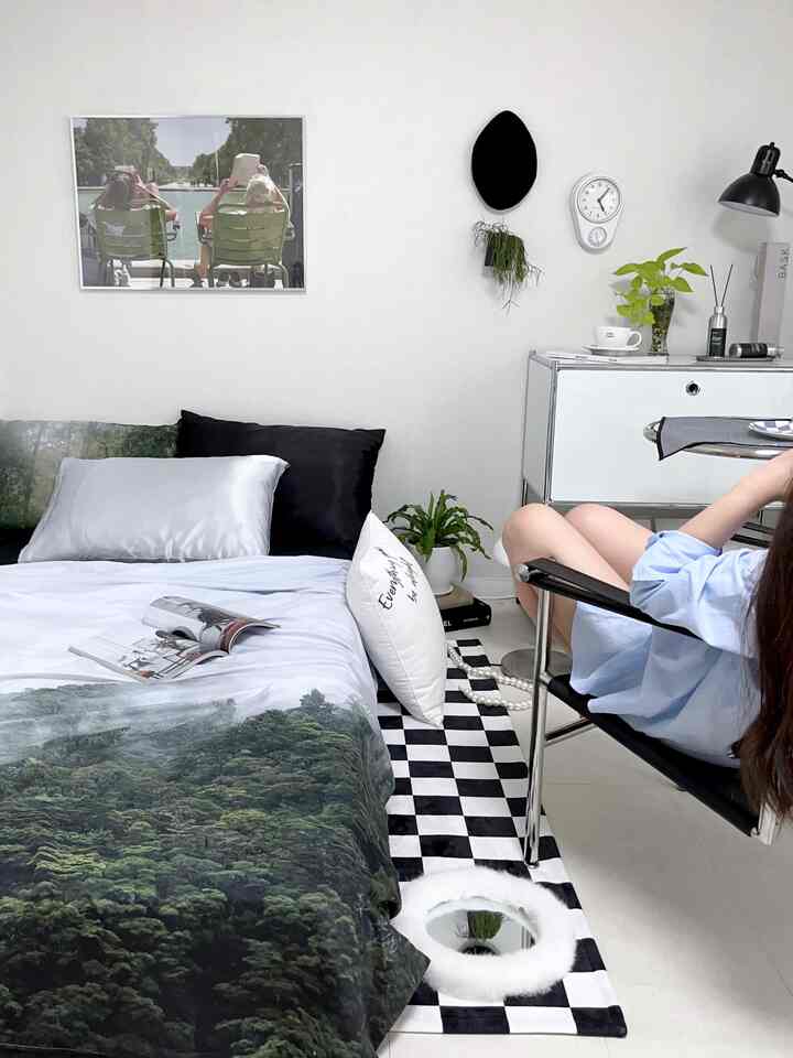A blanket that turns your bedroom into a forest🌳
A feeling that makes the space cooler and richer🌿✨

https://www.instagram.com/days_chae