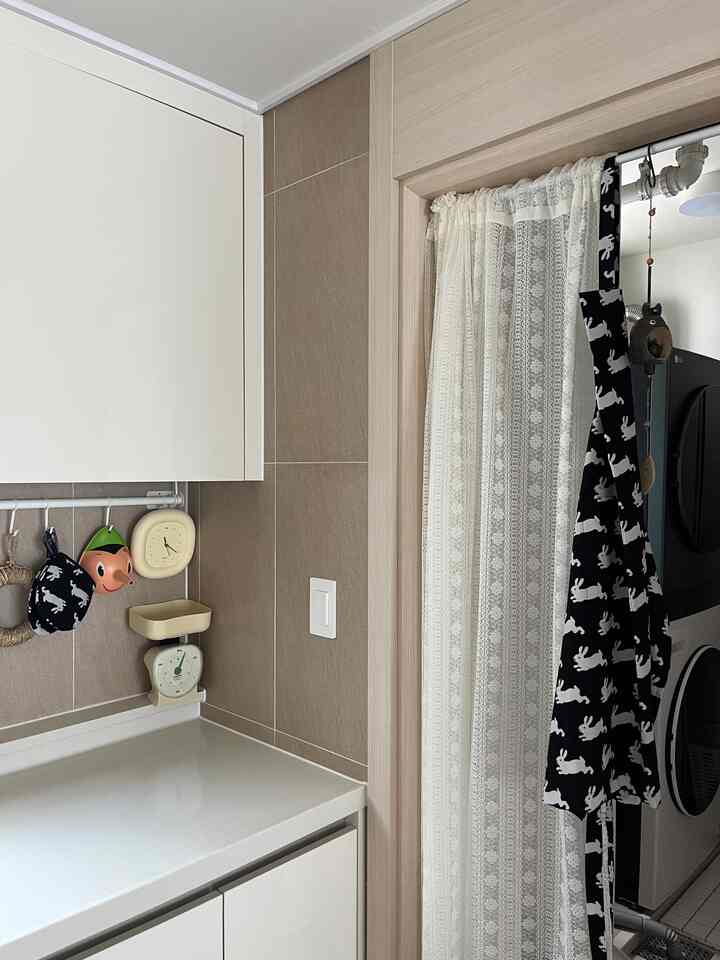 White and beige toned kitchen featuring storage ideas with a clean and tidy atmosphere