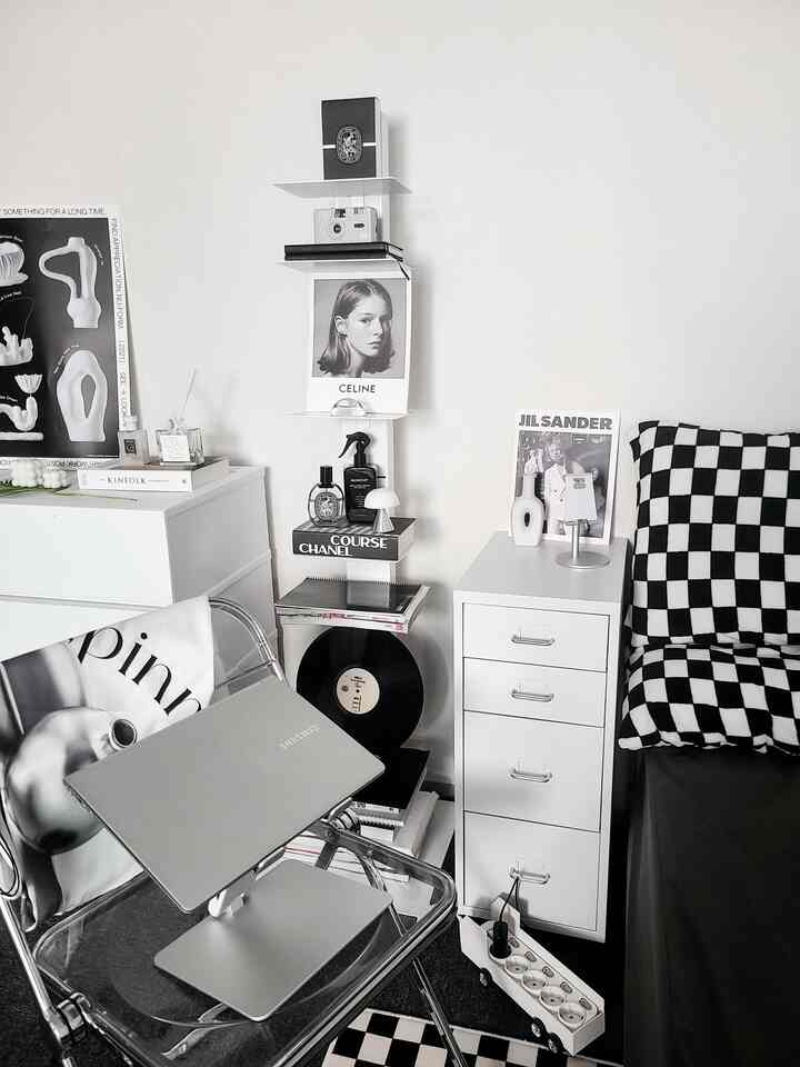 白黒のモノトーンホームオフィス、ドレッサーとポスターが配置されたシンプルでモダンなインテリア