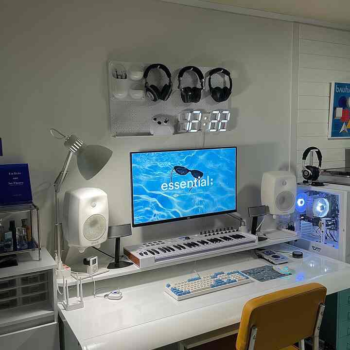 部屋のコーナー作曲家で大学生の私の部屋デスクテリアです！普段ミッドセンチュリーモダンスタイルがすごく好きなので一つずつ一つずつ飾っていくんですよㅎㅎ まだ満足していない部分があり、片方だけ撮って上げてみましょう！きれいに見てください！ 