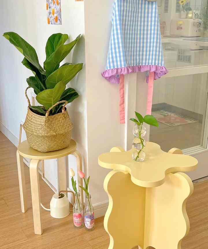 Natural-toned kitchen dining space featuring a bubble-shaped glass vase and plant stools in a cozy interior