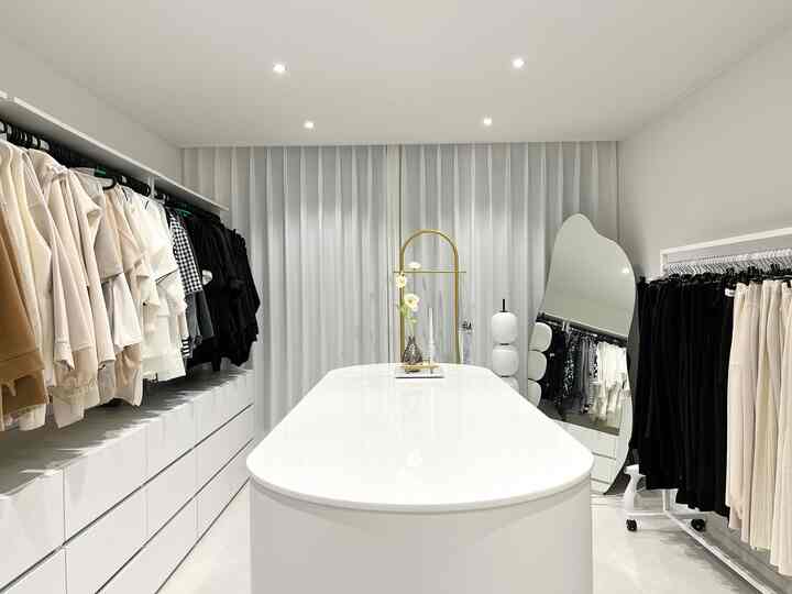 服が多い私はドレスルームにいつも本気ですよ😌今回もセルフで進んだドレスルーム！今回もブログにアップしていました🙋🏻‍♀️