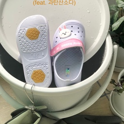 안녕하세요?
minimal_lub 서나입니다.🤗
다음주 유치원 방학이라 실내화를 보내왔네요.
지난 5월에 세탁하고 받았는데 예상보다 오염이 심하진 않았어요.
