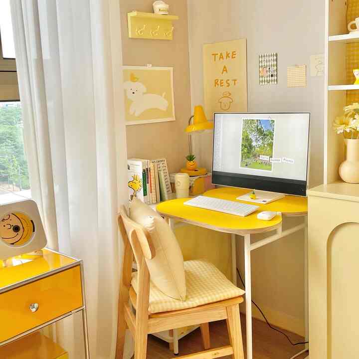 
今回新しく飾ってみたデスクゾーン！

LG一体型PCのおかげでミニマルなデスクテリア完成です🌼🎶 

LG一体型PCは、本体とモニター、スピーカーが1つに統合されており、電源ケーブルを1つだけ差し込めば良いので、広くないデスクスペースでも完璧にデスクトップ環境を完成できます。

ベゼルがほとんど感じられない3面スリムベゼルデザインのおかげで、どんな空間に置いてもすっきりと調和したんですよ！

画面もスタンドモードとフォトフレームモードの2つのモードで利用可能で良かったです。
必要な感じに合わせてスタンドを簡単に取り外すことで、額縁状にすることができました。

そのため、幼い子供から大人まで、主ユーザーの目の高さに合わせて使用が可能です。

それぞれモードごとに魅力が違いましたが、 
額縁モードで使用するときに好きなイメージを浮かべておくと額縁感が出るのがとても綺麗でした💛

デザインだけでなくパフォーマンスも重要ですが、
今回のLG一体型PCは、最新の12世代インテル®Core™プロセッサーのAlder Lakeプラットフォームを適用することで改善された性能とWindows 11オペレーティングシステムを採用しているため、高い作業効率とユーザー利便性を提供するそうです。 

そこにHDMIはもちろん、USB 2.0 2個、LANポート、HDMI、USB 3.2 2個、CタイプUSBなど多様なポートをサポートするため、周辺機器とも便利に接続して使用できます。 

おかげで、在宅勤務や会社業務を処理しなければならないたびに作業や業務効率も高まり、会社PCや他の機器と簡単に接続して仕事を見ることができてとても楽でした！

しかも画面対角線の長さ基準60.4cm(24インチ)の広い画面とFHD高解像度のディスプレイで画面が鮮明で鮮やかで映像視聴時に快適に没入して視聴可能でした。
アンチグレアパネルを適用して光反射も最小化したそうです。

電源ケーブルを外した後、モニター1つだけ手軽に持ち歩けるので、デスクゾーンではなく寝室やダイニングテーブルでもよく活用中です。 

これから私たちの家のあちこちでいろいろな姿で使うようになりそうです 😊✨

🏷 LG一体型PC 24V70Q

