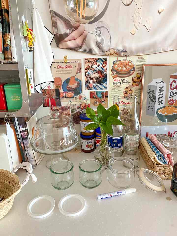 Bahkan wadah bumbu pun sentimental🧂
Saya membuat wadah bumbu sendiri hanya dengan spidol. 
Yang perlu Anda lakukan hanyalah menulis dengan spidol di wadah kaca kedap udara di dapur Anda!
Tidak perlu menulis dengan indah
Terlihat lebih gaya jika dipakai tebal-tebal!
Sangat mudah untuk menghilangkannya dengan aseton!🫙 
Ciptakan dapur emosional dengan mudah dan nyaman!!🙆🏻‍♀️
