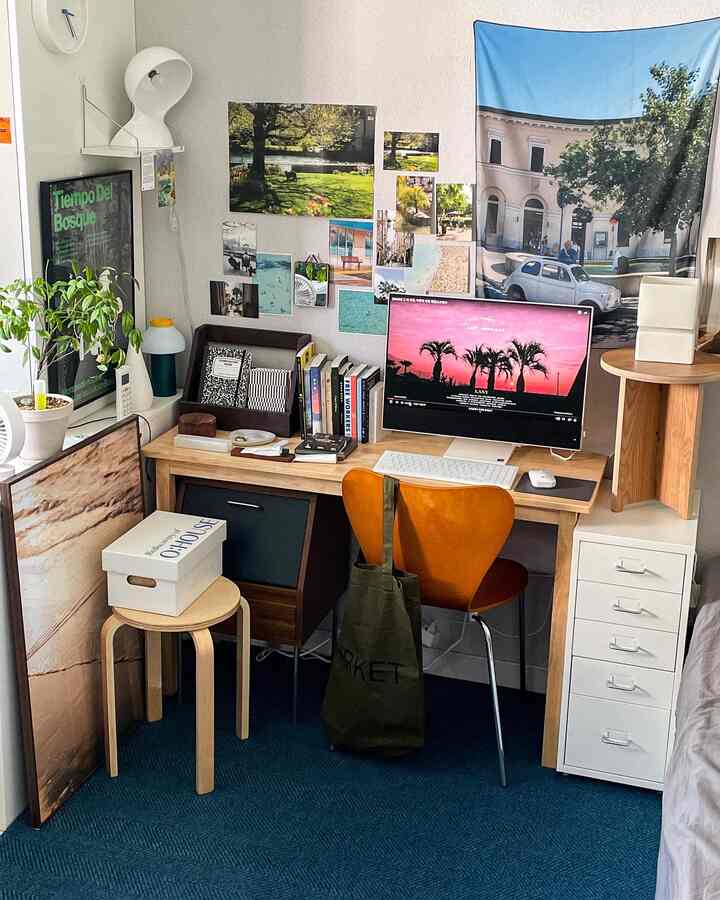 現在私のデスク生活はLG一体型PC24V70Qを通じて非常に満足のいくワークスペースを持っていますよ！

スタンドモードで作業をしても良い風景、音楽が盛り込まれたプレーストをひねりながら鑑賞できるフォトフレーム感のフォトフレームモードにも変化を与えることができますよ🖥

もう一つの額縁で空間のインテリア効果が得られました。

前面部の2Wayステレオスピーカーで、より立体的なサウンドを通じた音楽鑑賞も可能でいいですよ🙏🏻

最新の第12世代インテル®Core™プロセッサーのAlder Lakeプラットフォームの適用により、パフォーマンスの向上とともに、超高速DDR5メモリー、NVMe Gen4 SSD搭載は、非常に改善された速度で一気に使用できます。

皆さんもLG一体型PCでデスク生活一緒にします✋🏻
