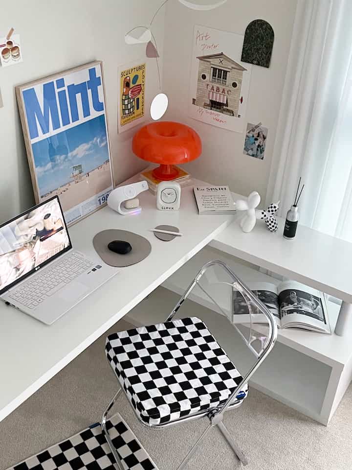 Kantor rumah saya dengan beberapa aksen warna-warni membuat ruangan menjadi hidup.