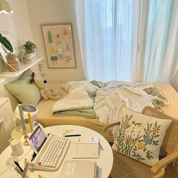 With cushion covers engraved with colorful flowers and soft home fabrics, you can feel the fresh summer inside your home💐💚