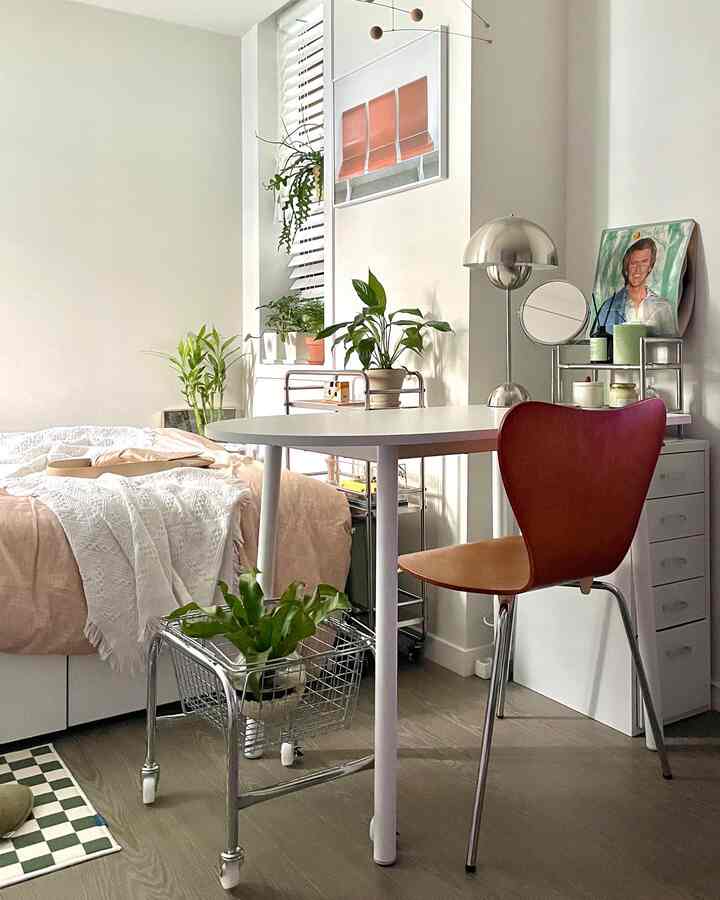 Simple and natural 6-tatami bedroom with white walls, wooden floor, plants, and minimal furniture creating cozy atmosphere