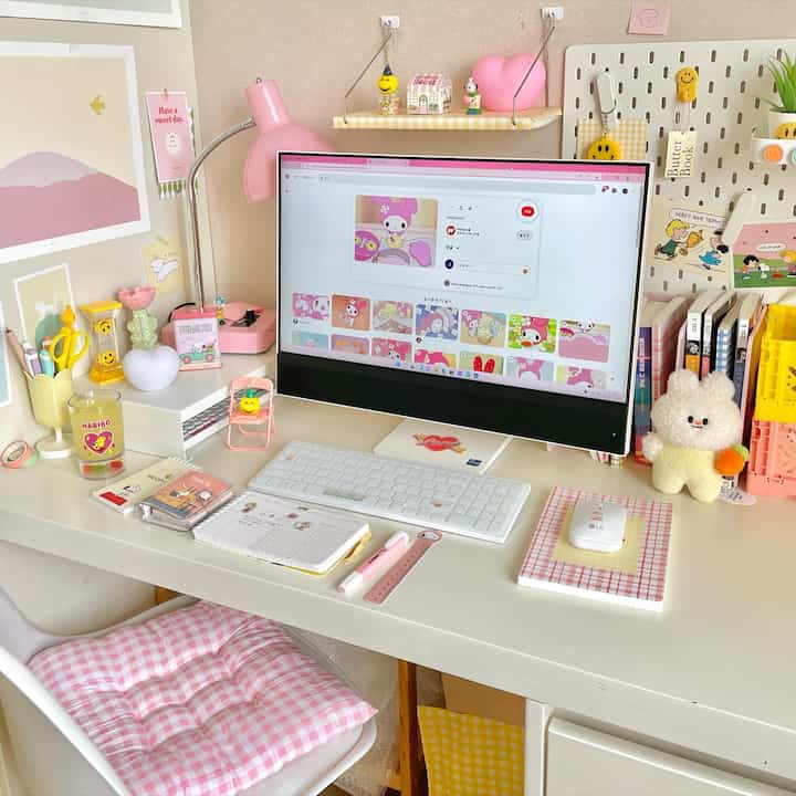 
Saya menyelesaikan seekor anjing terrier meja berwarna merah muda dengan PC all-in-one LG 💖💻

Hal ini mungkin karena ia memiliki desain bezel tipis di tiga sisi yang bersih sehingga membuat bezel hampir tidak terlihat. 
Menurut saya ini cocok dengan ruang dan gaya apa pun!

Interior meja apa pun bisa cocok dengan PC all-in-one LG 😽

Keuntungan terbesar yang saya rasakan setelah menggunakannya selama kurang lebih satu bulan adalah bodi utama, monitor, dan speaker terintegrasi menjadi satu, dan kabel power hanya ada satu! 

Berkat ini, kamu bisa menjaga mejamu tetap rapi tanpa menjadi berantakan karena banyak kabel, dan ini juga yang terbaik untuk mengatur lingkungan sekitarmu 🙌✨

Layar IPS besar memiliki sudut pandang lebar 178 derajat secara vertikal, horizontal, dan horizontal, sehingga warna terlihat jelas dari sudut mana pun.
Selain itu, speaker stereo 2 arah di bagian depan memberikan suara tiga dimensi, sehingga cocok untuk menonton Netflix dan YouTube!
Di dunia sekarang ini, webcam resolusi tinggi FHD yang dioptimalkan untuk di rumah, kuliah online, dan konferensi video, merupakan tipe tersembunyi sehingga dapat disembunyikan saat tidak digunakan.

Selain itu, platform Alder Lake prosesor Intel® Core™ generasi ke-12 terbaru memberikan peningkatan kinerja yang lebih baik dan sistem operasi Windows 11 memberikan efisiensi dan kenyamanan kerja yang tinggi.

Jika Anda mencari desktop dengan desain bersih dan minimalis yang akan mencerahkan ruangan mana pun, kami merekomendasikan LG All-in-one PC 💕

🏷 PC All-in-one LG 24V70Q
