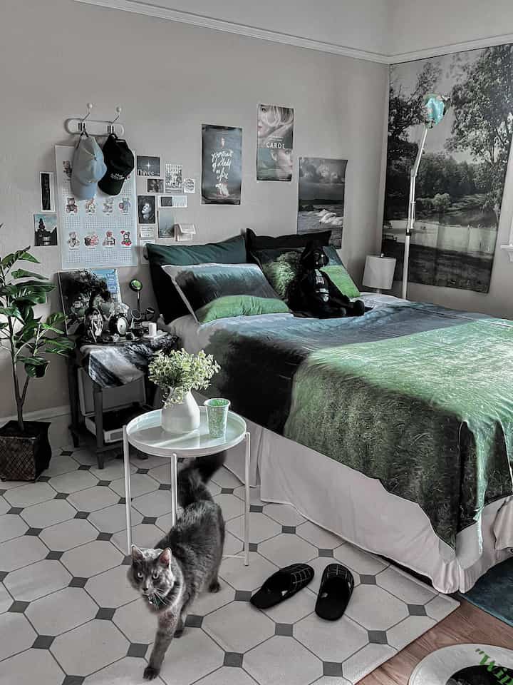 I changed the rug and bedding in my bedroom~ 🌳