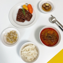 아이들 방학과 함께 시작된 돌밥의 시간.
간편하면서도 맛있는 피코크의 떡갈비와 육개장으로 식사를 차려 보았다.
육개장은 매콤하고 진한 국물에 고기와 부드러운 야채가 가득 들어 있어 한끼 두둑하게 먹기 좋고, 떡갈비는 쫀쫀하면서도 달큰한 맛이라 아이들이 엄지척 하는 맛!