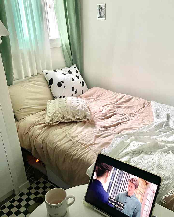 Beige and white toned 6-tatami bedroom featuring simple cushions and bedding creating a cozy space