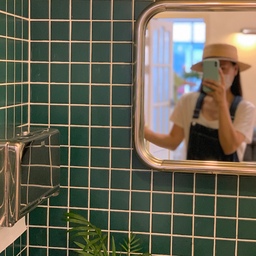 운영하고 있는 꽃집의 주방이예요.
갤러리 도어와 그린 모자이크 타일, 실버 액세서리가 꿀조합을 이룬 주방이랄까요 🤭
