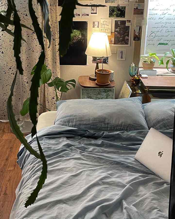 A long-awaited bedding change to add a point to a room full of greenery. The photo comforter and pillow covers with the blue sea as the point are cool and refreshing every time you enter the room. The texture is also cool and soft, so today, I had fun planning my vacation under the comforter!