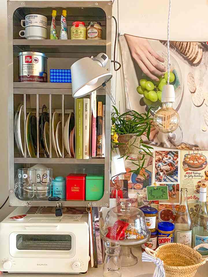 白とナチュラルトーンのキッチン、トースターとコーヒー用品が配置された雰囲気のあるおうちカフェ