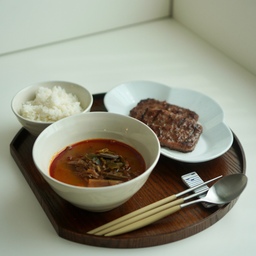 얼큰한 육개장과 단짠단짠 떡갈비는 환상의 궁합아니겠어요?
육개장 맛도 좋은데 건더기도 푸짐해요
고기적으면 섭섭했을텐데 말이죠~🤣🤣
혼밥할때는 귀찮으면 안챙겨먹고싶은데
떡갈비는 간단히 구우기만하면되서
좋았어요 중간에 떡도 씹히면서 맛도 좋구요
앞으로 혼밥할때 든든히 먹을 수 있을듯합니다😋
