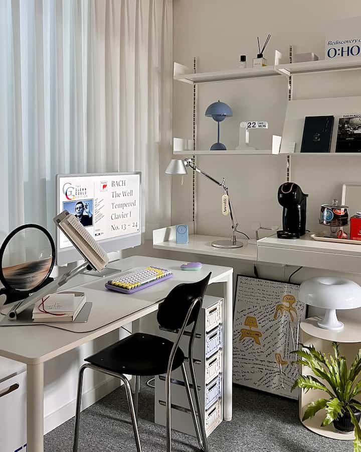 #광고˙ᵕ˙|ロジクール 

❤😍😭😂絵文字に特化したキーボードがリリースされました！ロジクールのPOPキーボードには8つの絵文字キーキャップがあり、お好みのものを挟んで便利で素早く絵文字を使用できます。絵文字を頻繁に使用する私たちには本当に新鮮な機能ですね！機能も良いのがドングルドングル可愛いまでです。 

モングルモングルな打鍵感の良いキーボードは機能面で賞賛する点が多かったのですが。既存の製品とは異なる電源を入れるとすぐにペアリングモードに入り、機器の接続が簡単で高速です。最大3台の機器にペアリングが可能なので、頻繁に使用するiMac、iPad、iPhoneにすべて接続しておき、ペアリング後のボタンクリックで簡単に機器変更をしながら使いますので新世界でした。スニップスクリーン、音声入力、ビデオ会議のミュート機能もワンクリックで使用できます。 

もう一つ、星五つの機能！ POPマウス機能を見て感心しました。最大3台のPCを行き来してカーソルを移動したり、テキスト、文書、ファイルを貼り付けることができ、WindowsとMacの両方自由に移動が可能であることが驚きました。効率的な業務のために、ロジクールPOPキーボードとマウスはホームオフィスに必須ではないかと思いました。 😚