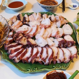 맛있는거 먹을땐 함께 먹어야 맛^^
속초에서 사온 문어 썰고, 친구가 만들어 온  찜닭에 미나리 곁들여 우리만의 홈파티 파뤼~파뤼~~♡
