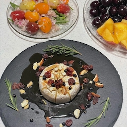 집에서 친구들 초대하고 맛있는 음식 같이먹는걸 좋아해요!!
요리는 신랑이 솜씨가 더 좋아서 비쥬얼도 좋아오ㅎㅎ
이건 브리치즈를 살짝굽고 메이플시럽과 견과류를 올려 친구들과 함께 와인안주로 먹었어용♥️