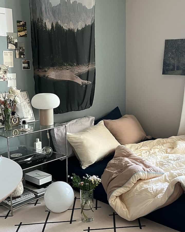 ナチュラルモダンな色調のワンルーム寝室、ネイビーとベージュの寝具が配置された雰囲気のある空間