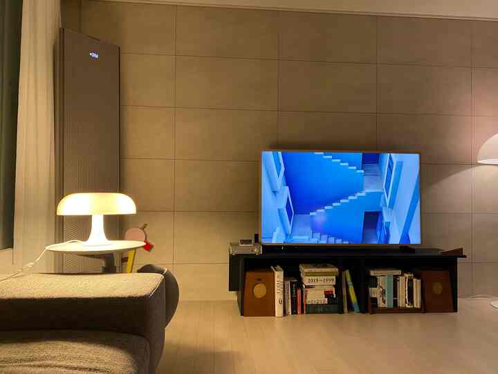 Ruang tamu yang nyaman di mana Anda dapat bersantai dengan gambar-gambar tanpa menyalakan TV.
Terkadang ini adalah tempat yang baik untuk mendengarkan musik melalui speaker daripada menonton video.
