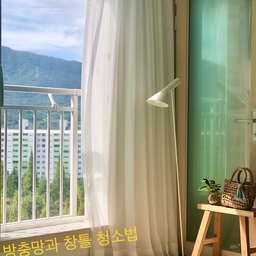 안녕하세요?
minimal_lub 서나입니다.🤗
오라이프 마지막 회차라니 신기하고도 섭섭하기도 해요.
그동안 부족한 점 많았지만 관심과 사랑에 감사드립니다. 🥰
제 사진과 글, 영상을 '오라이프'란 활동으로 할 수 있어서 뜻깊었고 이런 기회를 주신 오늘의집 관계자 여러분께도 감사의 말을 전합니다. 
다들 평안하시죠? 
새벽에 태풍이 지나갔어요.
어느덧 비가 그치고 바람도 잠잠해졌네요.
한차례 휩쓸고 지나갔더니 창틀에 빗물이 찰랑거리고 때로 거뭇거뭇해졌어요.
이럴때가 창틀과 방충망 청소하기 딱 알맞는 날이에요.🪟