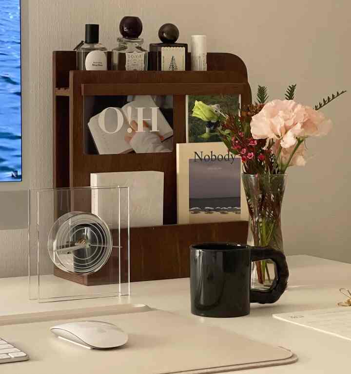 白と茶色のトーンのホームオフィス、シンプルモダンスタイルで花瓶とマグカップが配置された空間