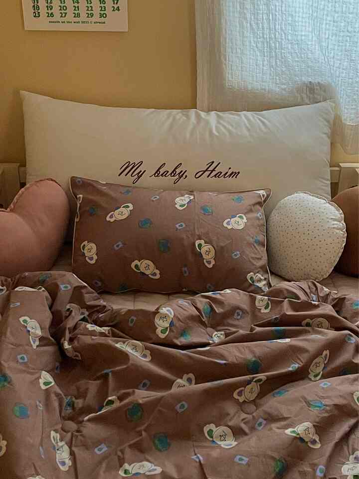 柔らかいベージュ調の子供部屋、赤ちゃん用寝具と調和したクッションが配置された暖かみのある秋のインテリア