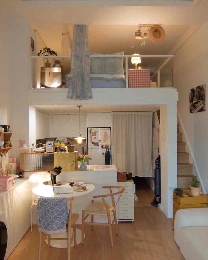 白とナチュラルウッド調のロフトワンルーム、木製チェアとベッドが調和するナチュラルモダンなインテリア