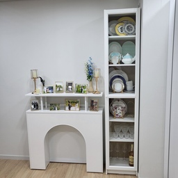 여기 제가 제일 좋아하는 제 공간이에요!! 좋아하는 그릇들을 보관도 해두고 웨딩사진들도 예쁘게 전시해두었어요!