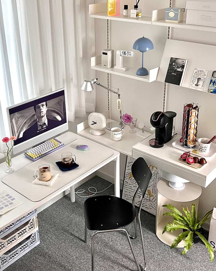 ホワイトとブラックのモダンなホームオフィス空間、ドルチェグストのコーヒーマシンとコーヒーカップが置かれた雰囲気のあるおうちカフェ