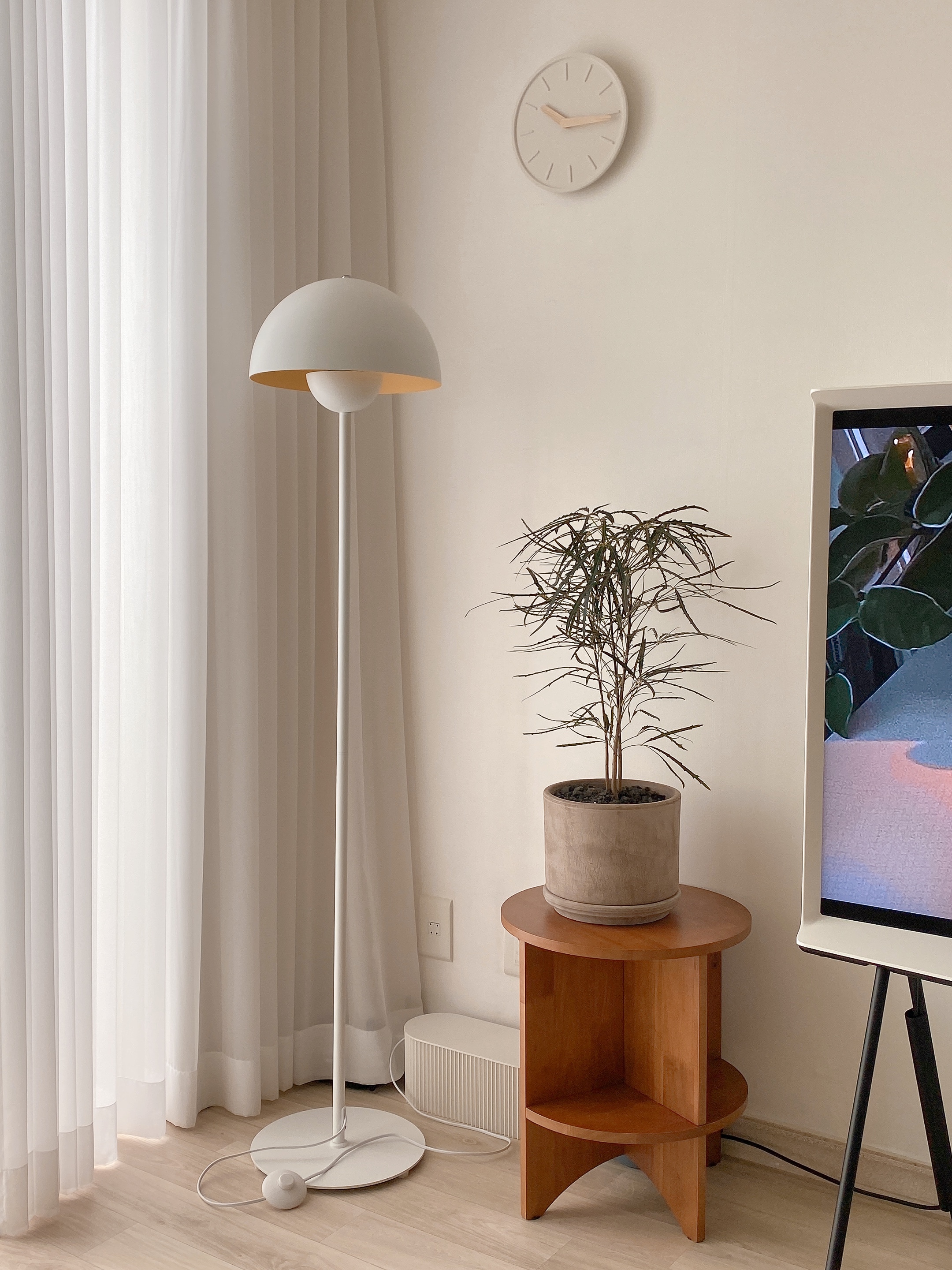 Round Wood Side Table with Built-in Bookshelf user photo