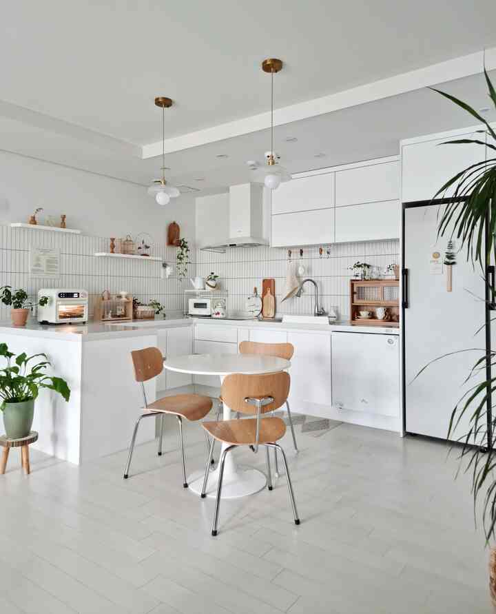 Kursi yang cocok dengan meja bundar
 Saat dipadukan, dapur terasa lucu dan imut~
Nyaman karena sandaran dan area tempat duduk pas dengan nyaman.
Bahkan bagian belakangnya terlihat unik dan cantik~

Instagram @ijuyeon157 