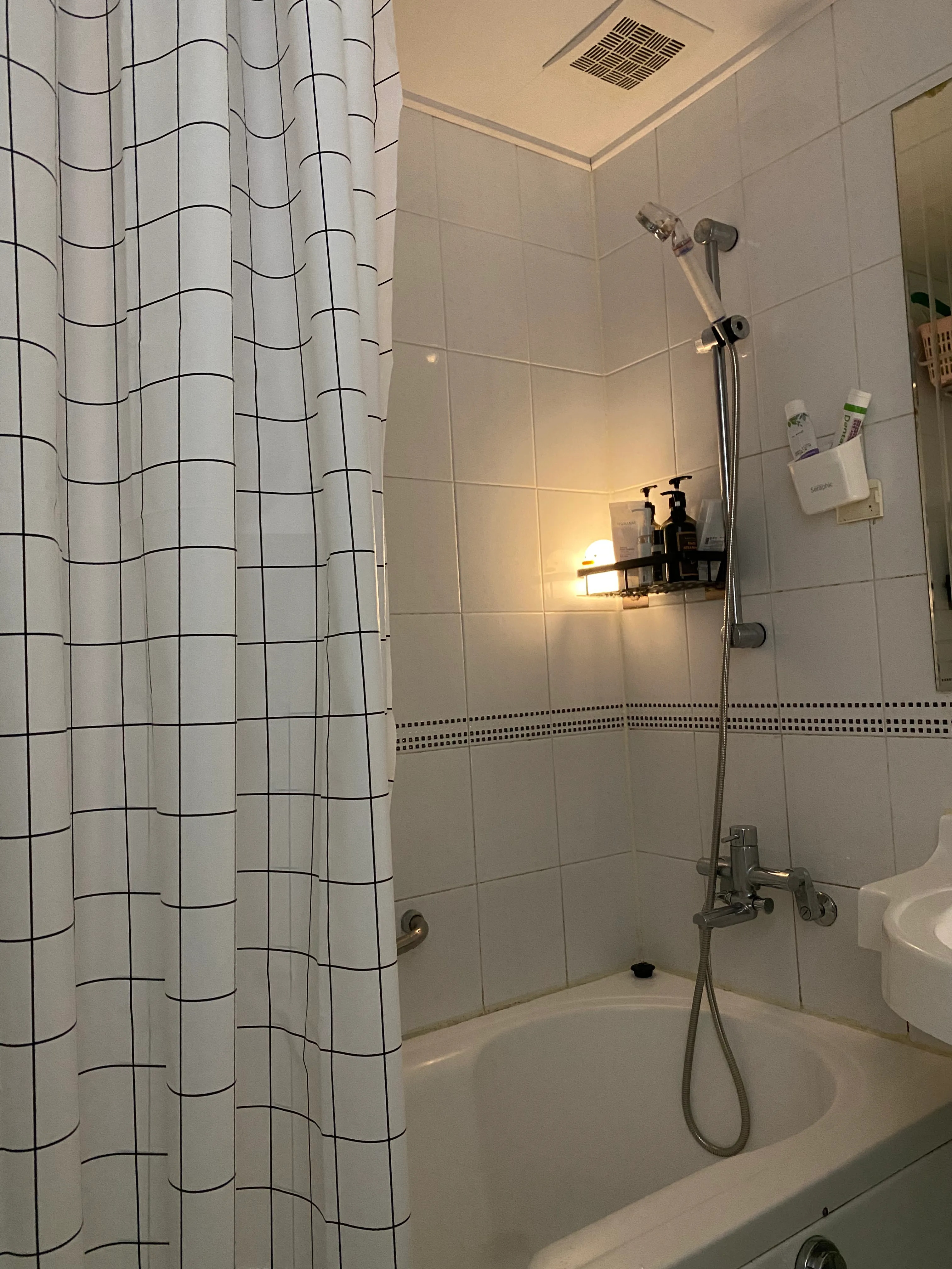 Screw-Lock No-Drill Bathroom Shelf user photo