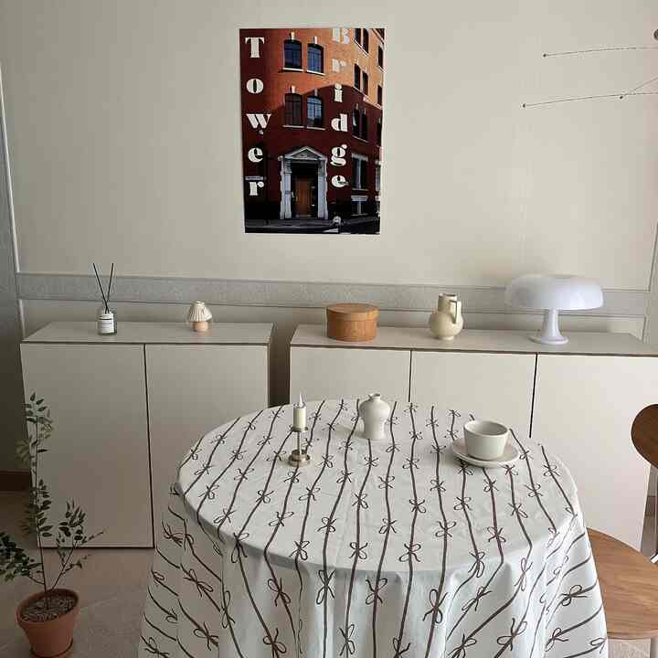 温かみのあるブラウンとホワイトのトーンのリビング、丸テーブルとキャビネットが居心地の良いおうちカフェの雰囲気を演出している