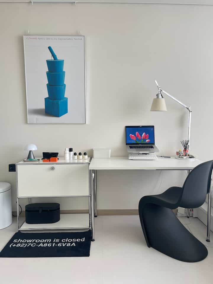 Untuk mengisi dinding yang kosong, saya menggantungkan poster pameran galeri yang sebelumnya saya beli langsung dari lemari di rumah.

Saya memadukannya dengan rapi dengan bingkai berwarna perak, dan memadukannya dengan indah, menambahkan aksen biru baru pada rumah hitam putih yang sebelumnya monoton 💙

insta@lucian_in_seoul