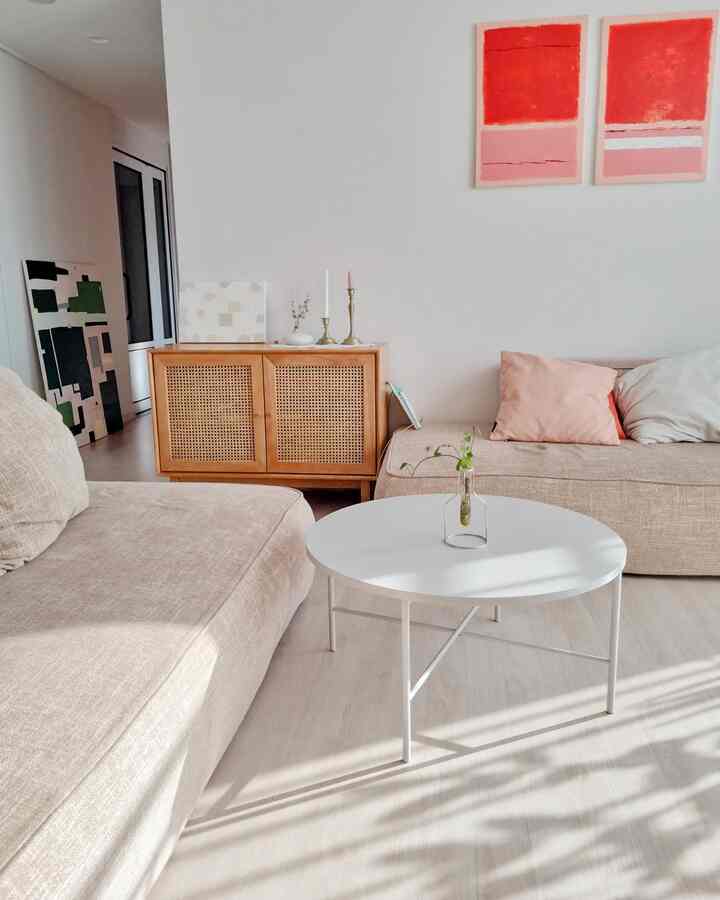 日当たりの良い照明はありません。静かな朝。しばらくの間、一人で目が覚めたとき、朝の日差しを照らすリビングの姿を入れました。