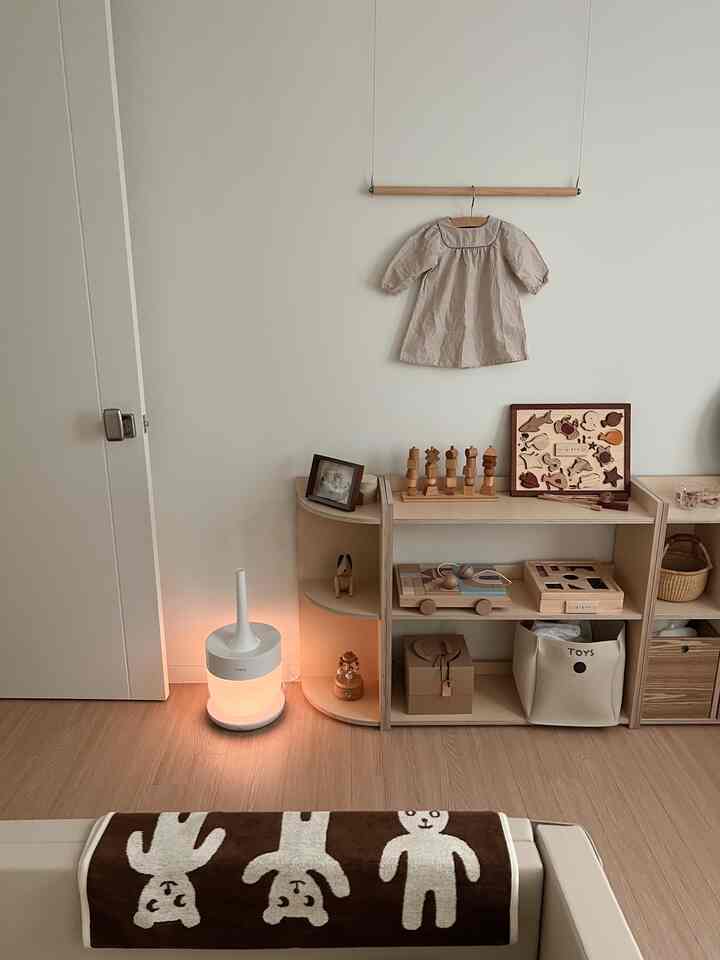 Kamar Xia yang seperti musim gugur hari ini🤎 
Karena kering, saya nyalakan pelembab udara.
Saya sedang memikirkan bagaimana mengubah tata letak kamar bayi.