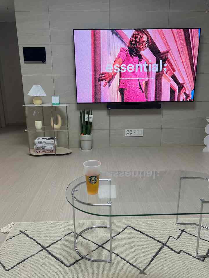 私たちの家で最も心血を傾けた空間はまさにリビングです。まだ現在進行型ですが、見るたびにほっとした二人だけの空間です:) 