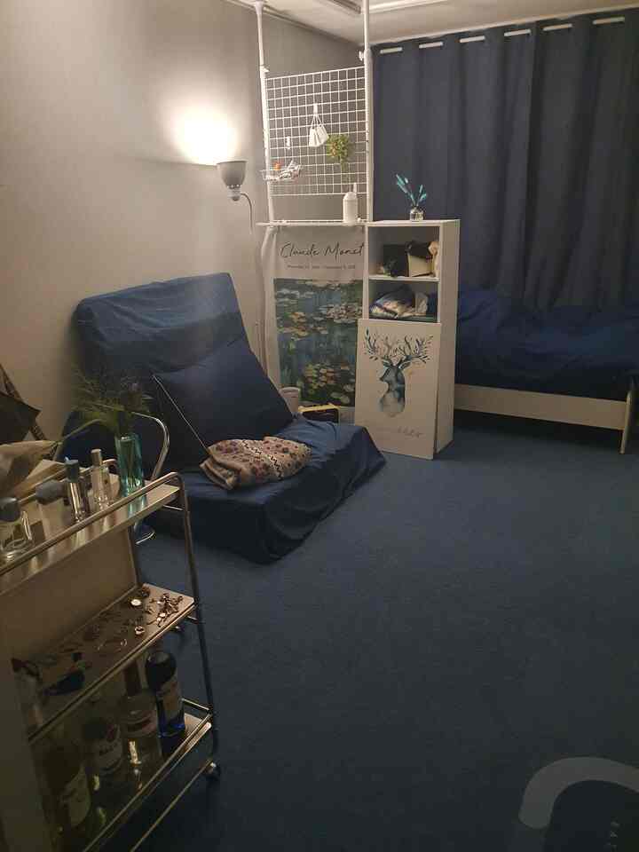 ネイビーとブルーの間。まだ飾っています。
