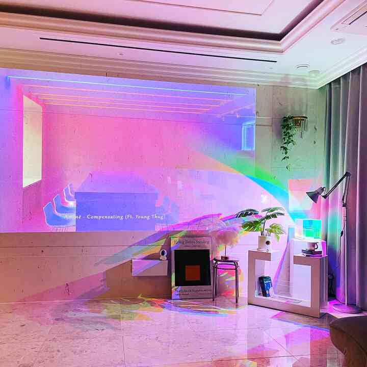 影がとても素敵な照明💡 普通の照明は広がる光をメインと考えていましたが、この照明によって光が割れて生じる影がどれほど芸術的になるのかが分かりました🥰 照明処石である私にしばらく最愛照明になりそうです💛
