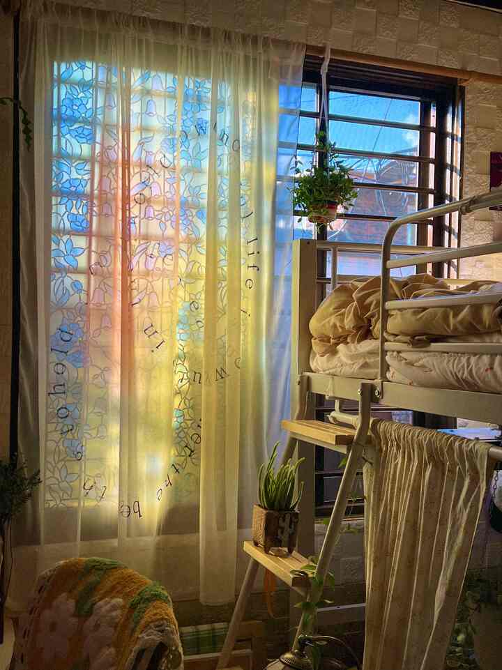 ベージュ調の子供部屋、シフォーンカーテンと二段ベッドが配置された自然で落ち着いた雰囲気のインテリア