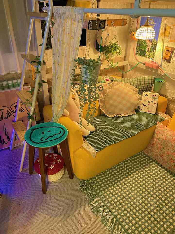 黄色と緑色のトーンが特徴的な小さなリビング、居心地の良いソファとクッション、多様な観葉植物が配置された雰囲気のあるインテリア