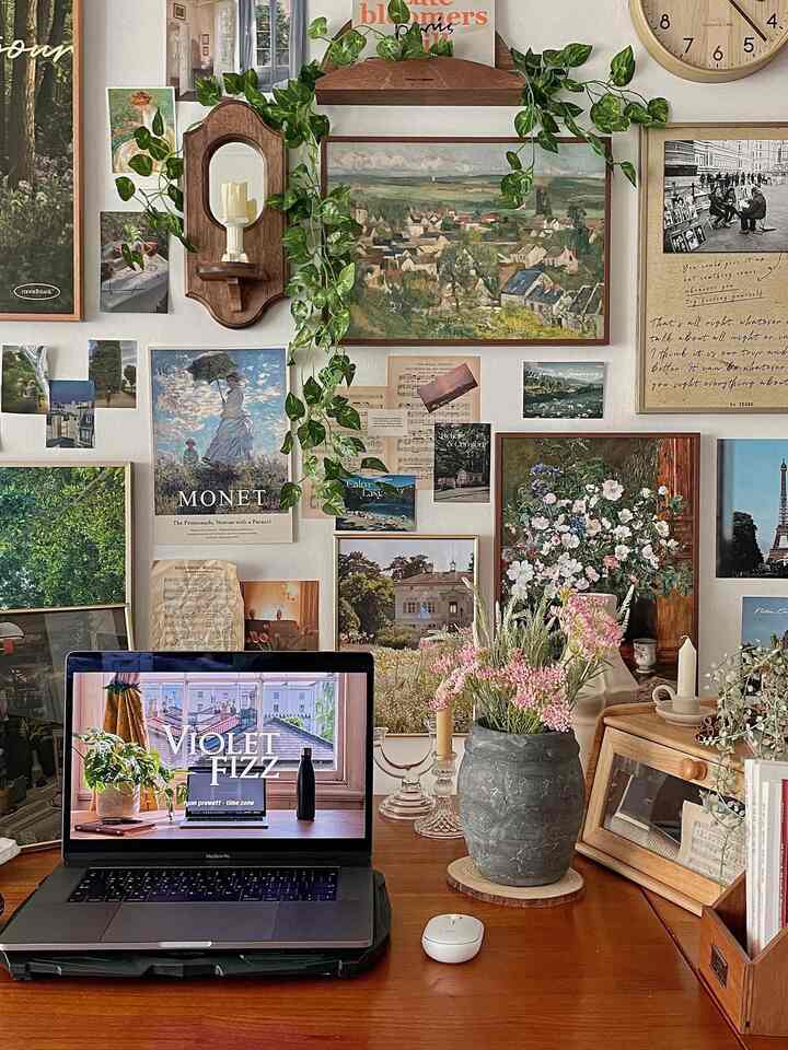 温かみのあるブラウンの木目調が特徴のナチュラルモダンなホームオフィス、机の上にはマックブックプロと花瓶が配置された雰囲気のあるインテリア