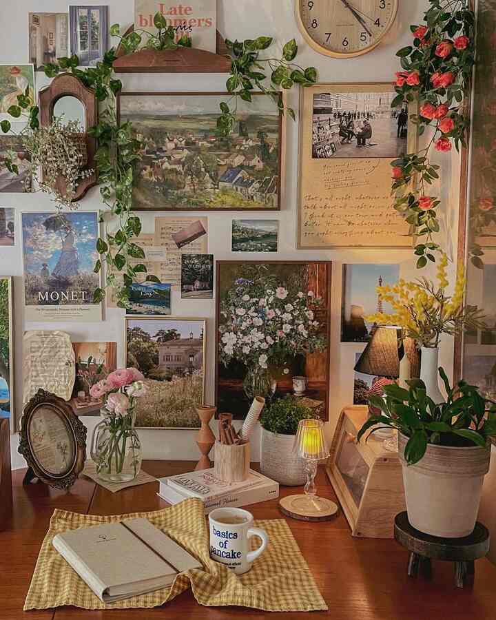 黄色と木目調の壁デコ空間、多様な植物とヴィンテージアイテムが配置された居心地の良いおうちカフェのテーブル